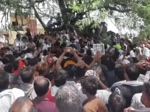 नेहरू कालोनी में कांग्रेस के नेता लोगों से बात करते हुए नेहरू कालोनी में कांग्रेस के नेता लोगों से बात करते हुए