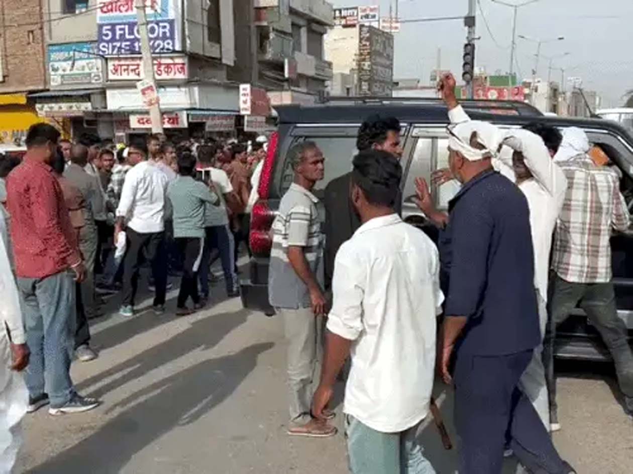 जाम लगाते मृतका के परिजन।