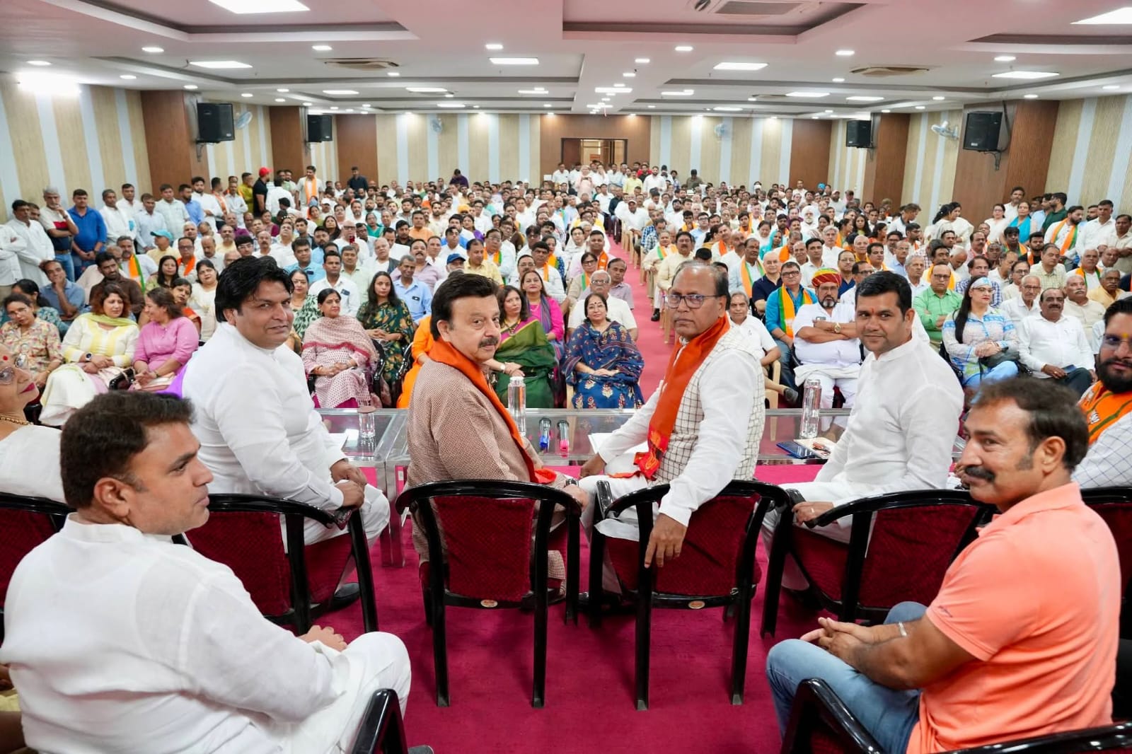 भाजपा कार्यालय गुरुकमल में कार्यक्रम के दौरान कैबिनेट मंत्री राव नरबीर व अन्य नेता