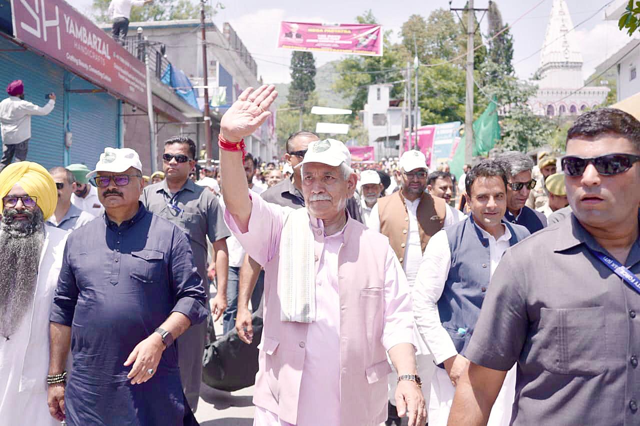 सीमा पार से नशीले पदार्थों की तस्करी युवाओं की जिंदगी तबाह कर रही है और साथ ही आतंकवाद को वित्त पोषित कर रही है :उपराज्यपाल सिन्हा