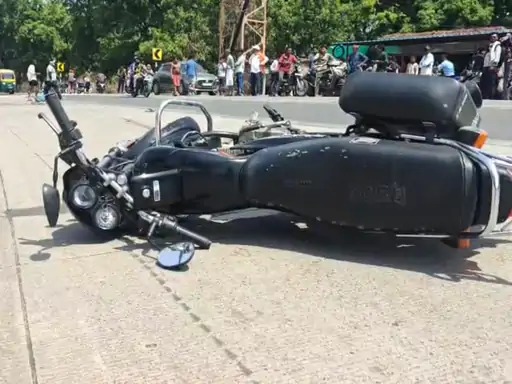 सडक पर पडी बाइक