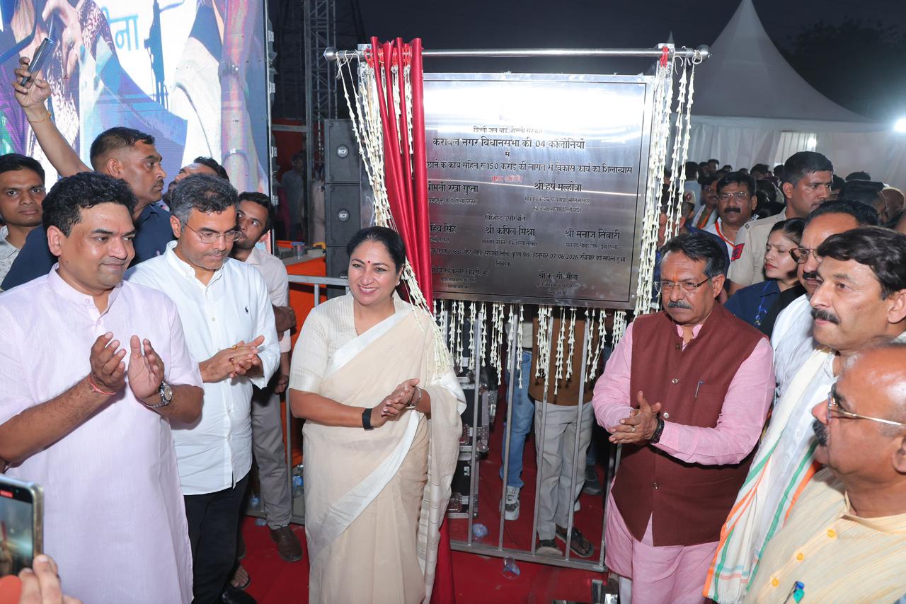 दिल्ली की मुख्यमंत्री रेखा गुप्ता रविवार को करावल नगर विधानसभा को 138 करोड़ रुपये की सीवर विकास योजना का शुभारंभ करती हुई