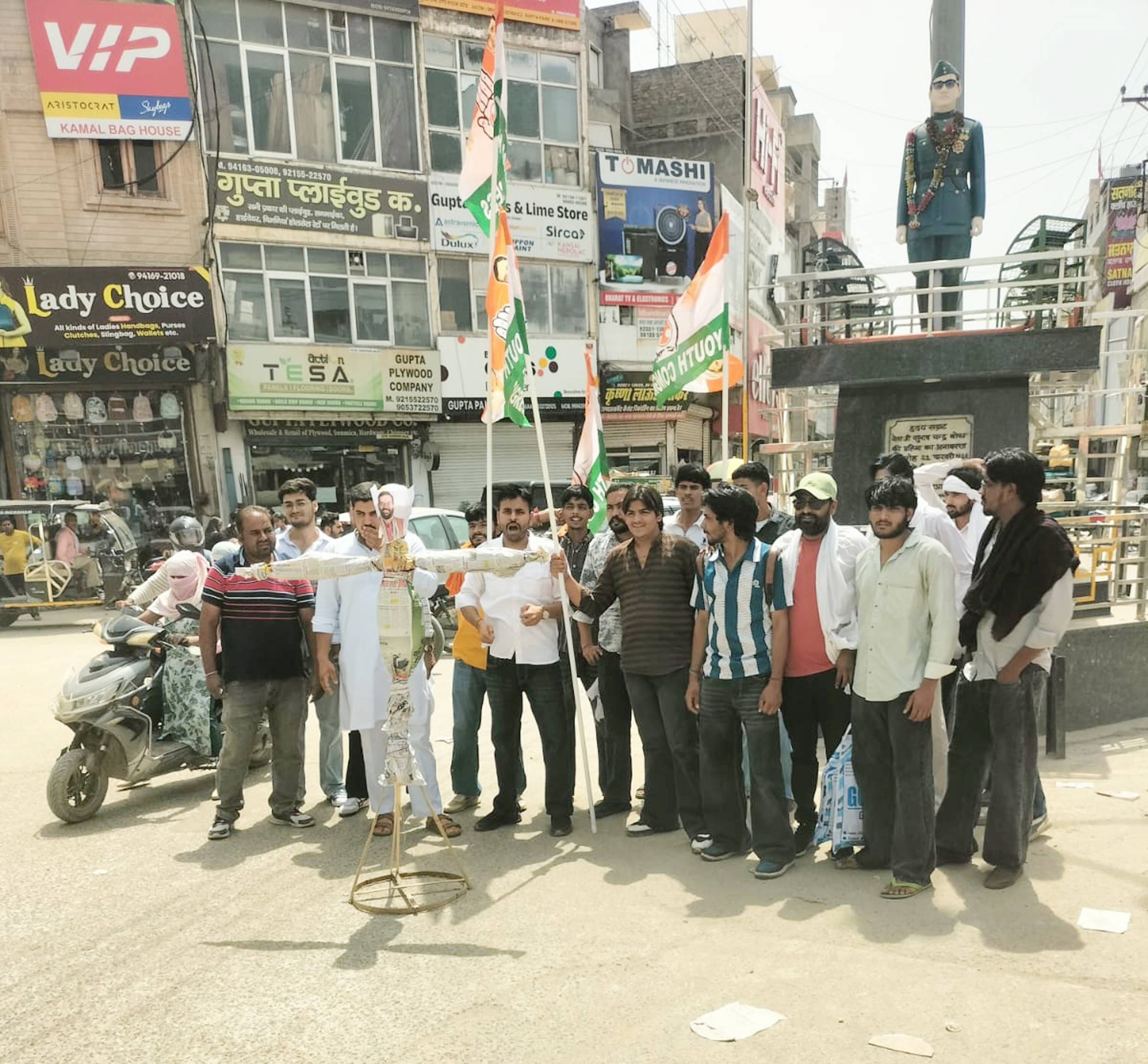 सिरसा में सीएम का पुतला फूंकते कांग्रेसी।