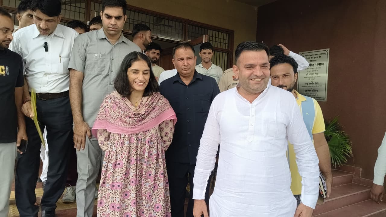 जुलाना में कार्यकर्ताओं के साथ विनेश फोगाट जुलाना में कार्यकर्ताओं के साथ विनेश फोगाट