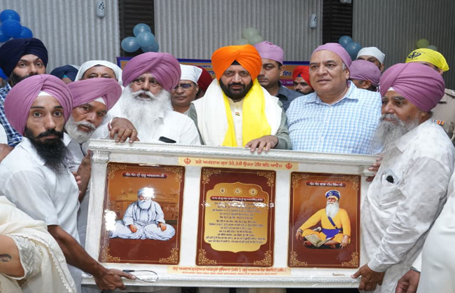 हरियाणा के मुख्यमंत्री नायब सैनी काे सम्मानित करती सिख संगत हरियाणा के मुख्यमंत्री नायब सैनी काे सम्मानित करती सिख संगत