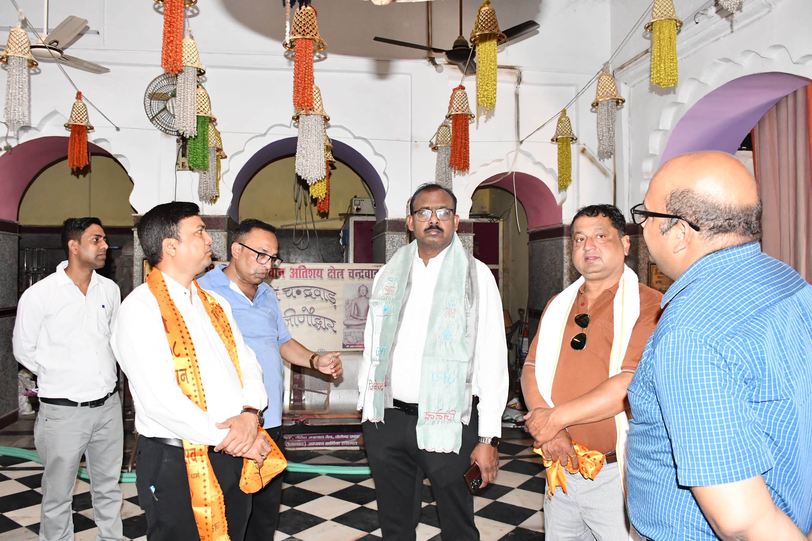 जैन मंदिर में जिलाधिकारी