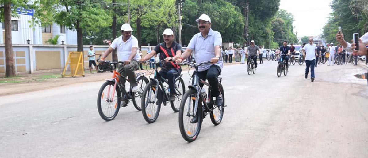 उप मुख्यमंत्री अरुण साव सायकल चलाते