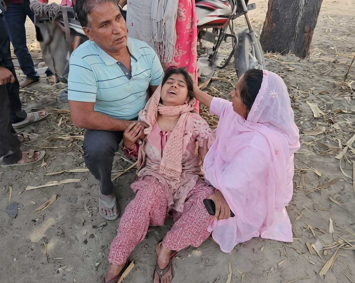 लापता शिवम के परिजन विलाप करते हुए