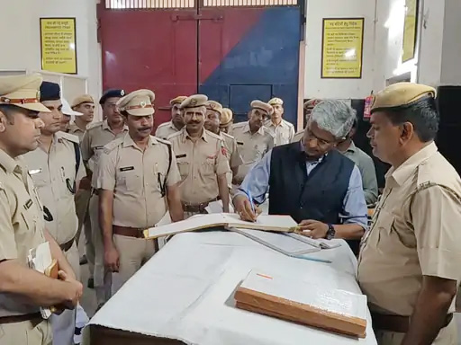 जेल के अंदर दस्तावेजों की जांच करते हुए डीजीपी जेल आलोक मित्तल।