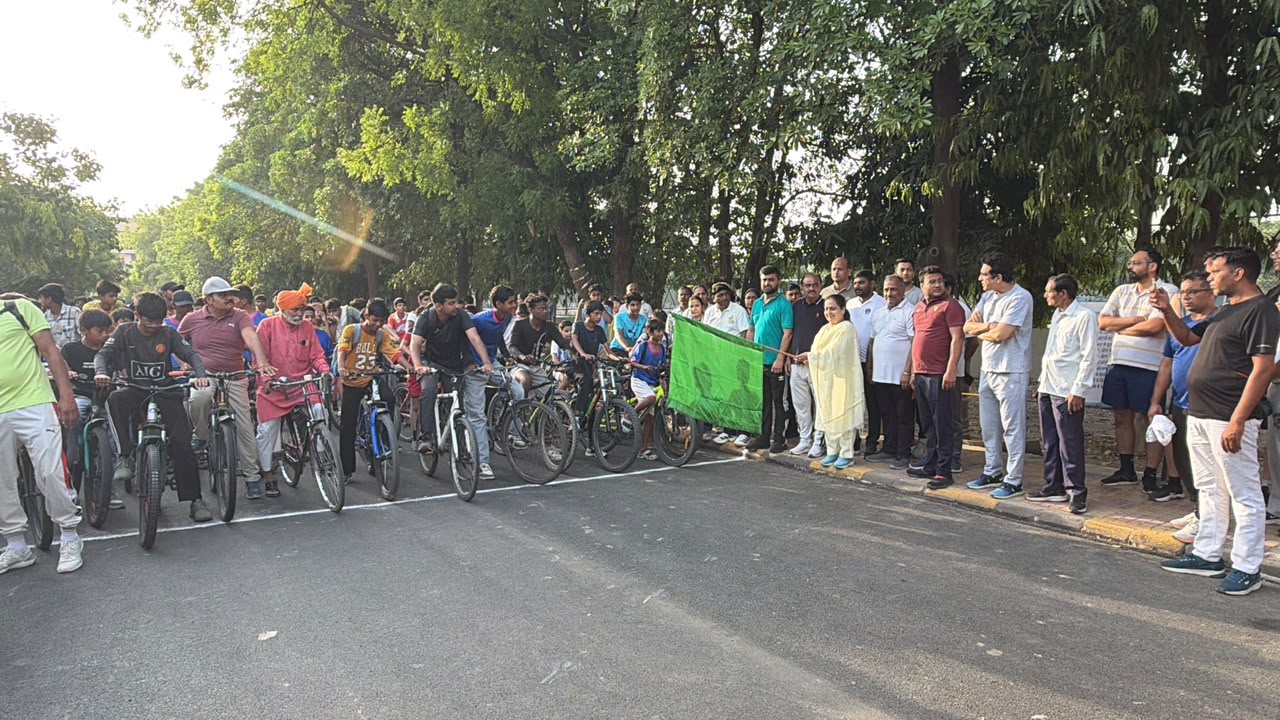 साइकिल रैली को झंडी दिखाकर रवाना करती मेयर