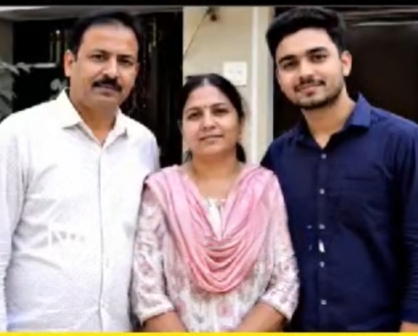 पत्नी व बेटे के साथ हत्यारोपी अनिल की फोटो। पत्नी व बेटे के साथ हत्यारोपी अनिल की फोटो।