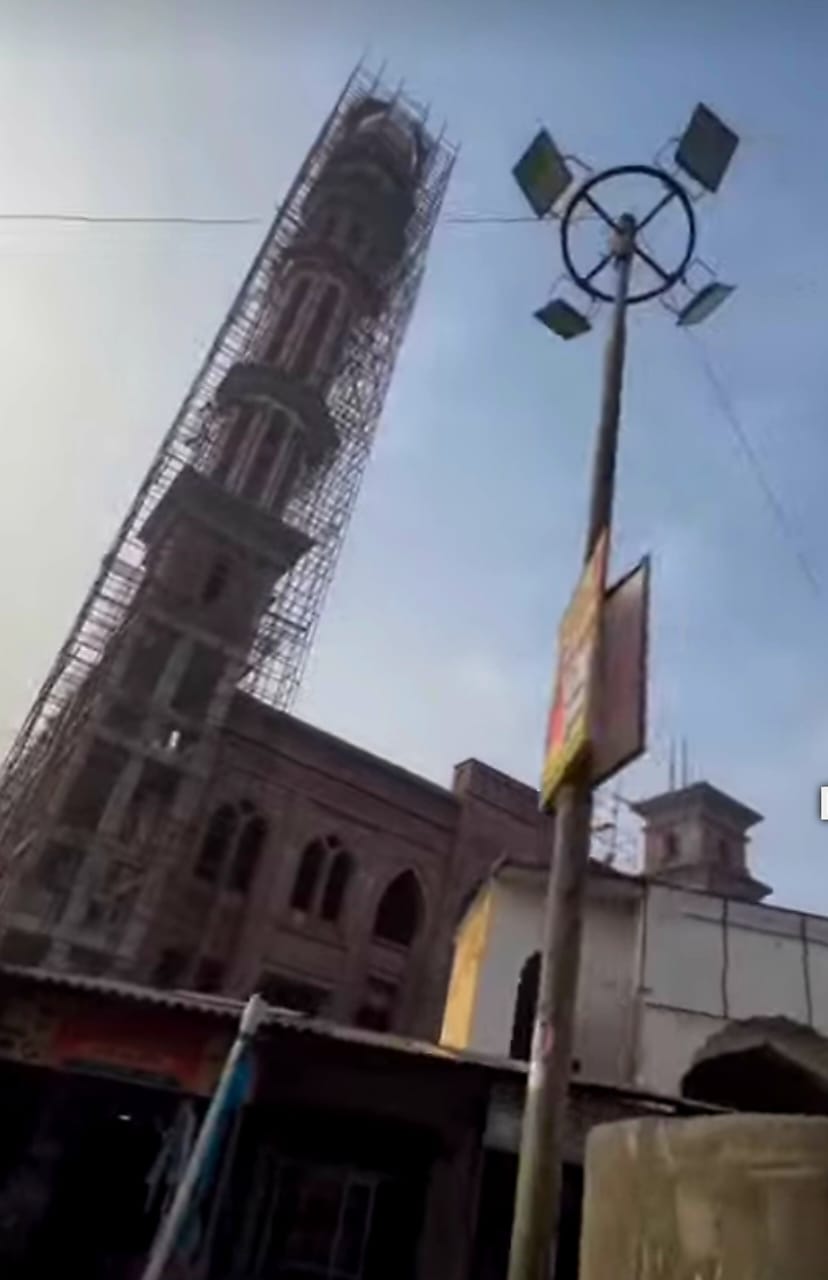 मस्जिद की 250 फीट ऊंची मीनार
