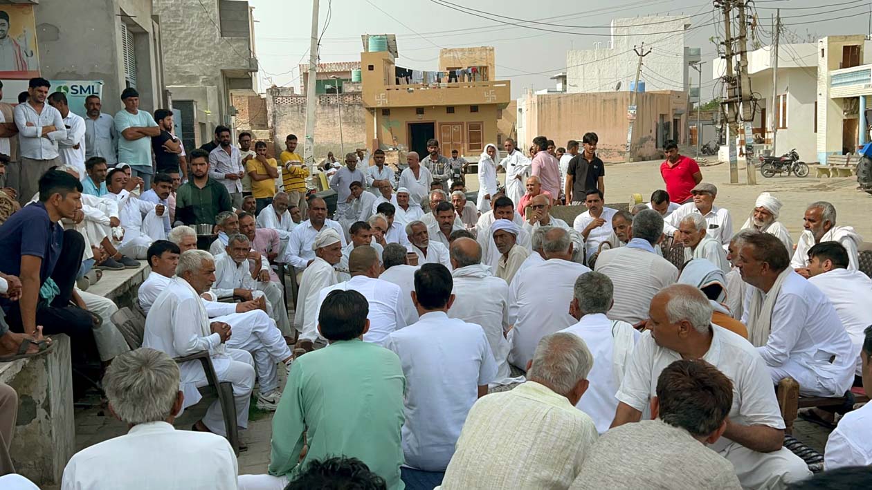 भगाना गांव में पूर्व सैनिक की मौत के बाद पंचायत करते ग्रामीण।