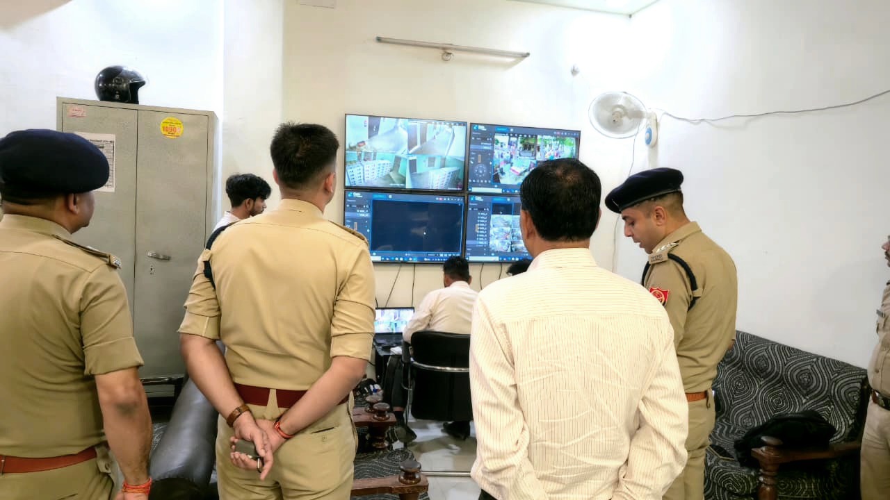 नजर रखने के लिए बनाए केंद्र का निरीक्षण करते अधिकारी