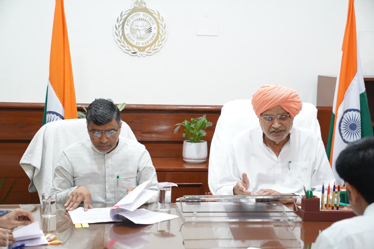 हरियाणा के शिक्षा एवं कृषि मंत्री बैठक में भाग लेते हुए
