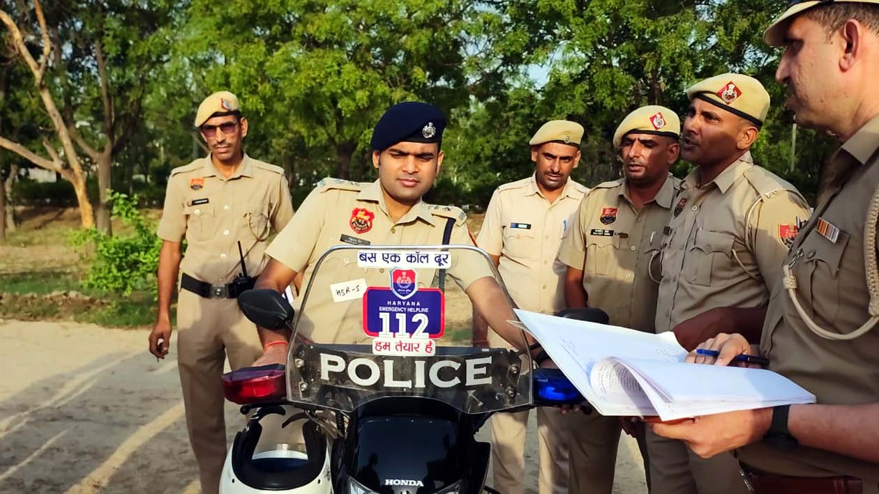 नए मिले ईआरवी राइडर जांचते पुलिस अधीक्षक सिद्धांत जैन।