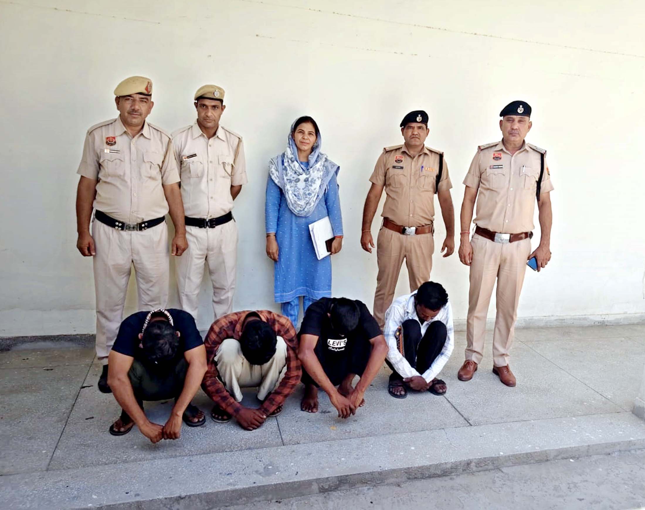 पुलिस गिरफ्त में आरोपित।