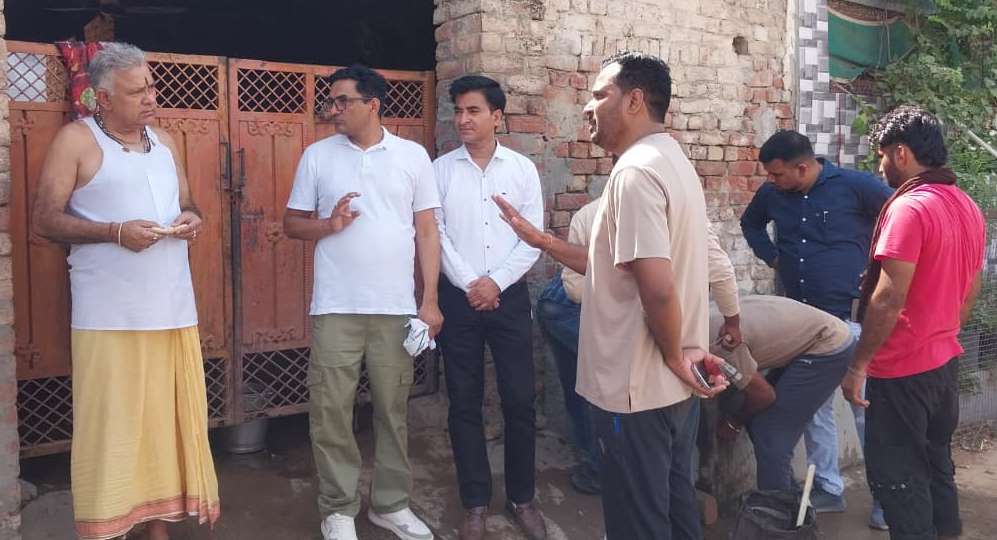 पेयजल के अवैध कनेक्शन काटते विभागीय कर्मचारी।