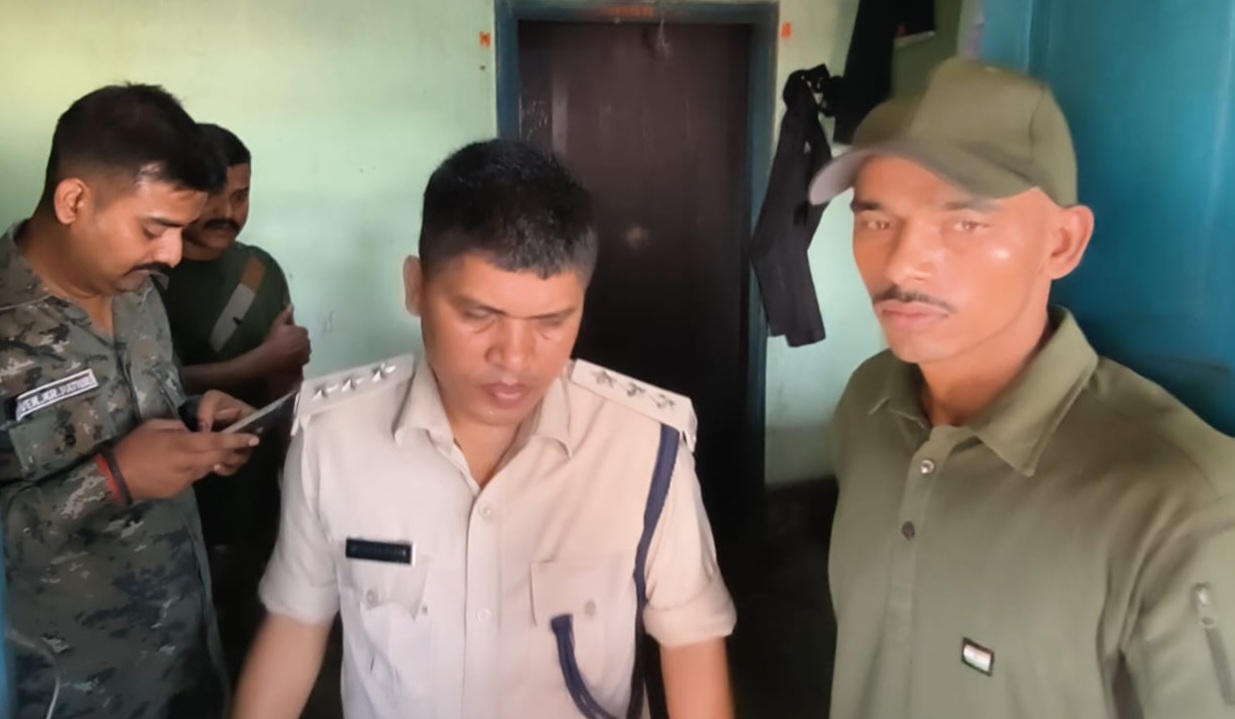 घटनास्थल पर जांच करते पुलिस अधिकारी