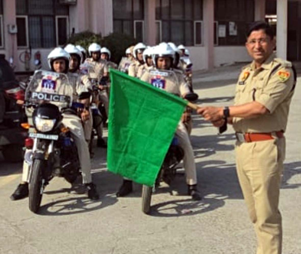 नए राइडर वाहन को हरी झंडी दिखाकर रवाना करते एसपी विनोद कुमार।