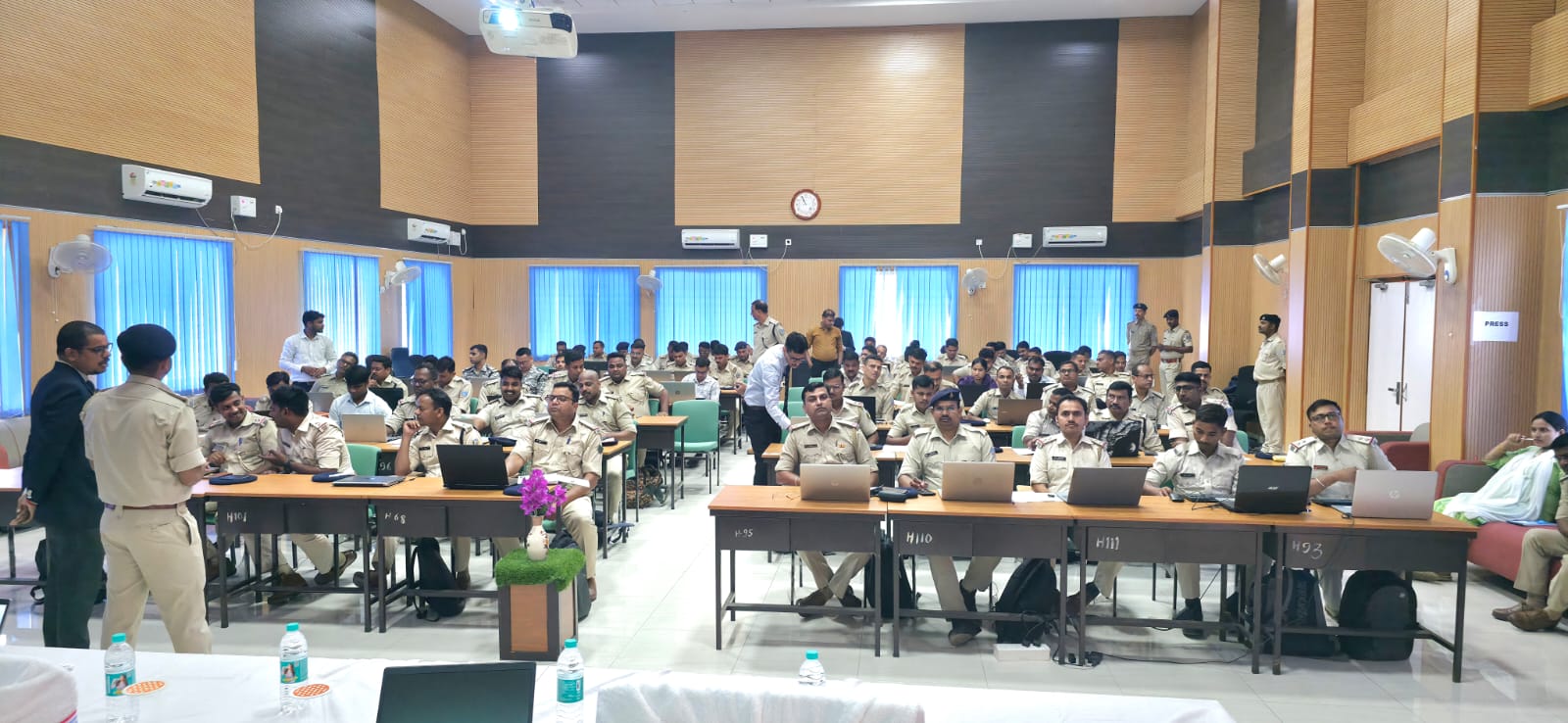 प्रशिक्षण में शामिल पुलिसकर्मी