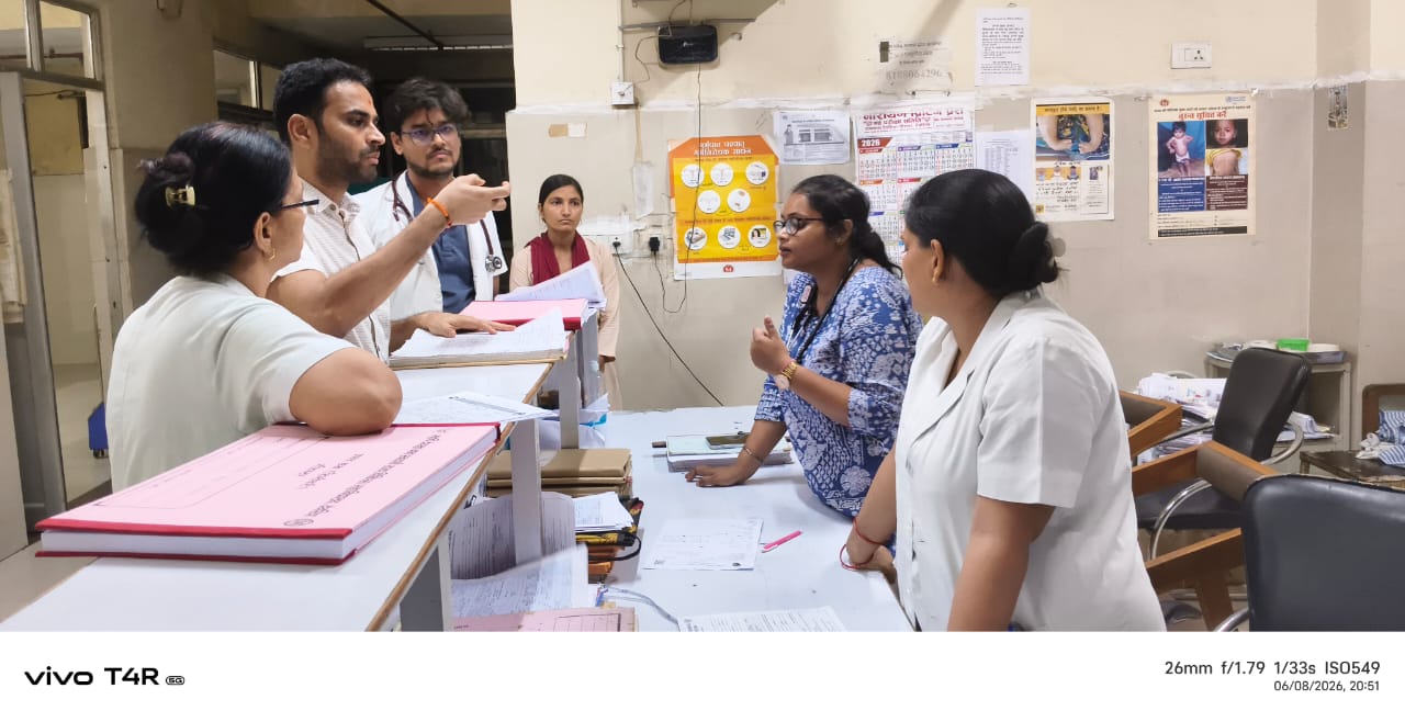 फोटो जिलाधिकारी पहुंचे मेडिकल फोटो जिलाधिकारी पहुंचे मेडिकल