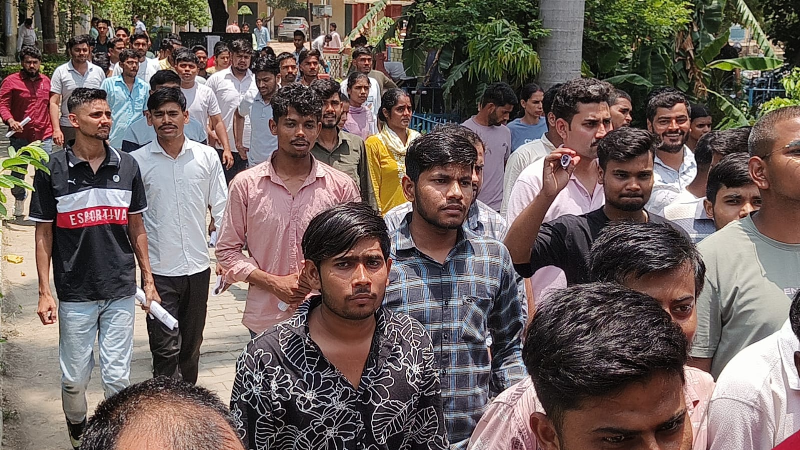 आर एन इंटर कॉलेज से पुलिस भर्ती परीक्षा देकर बाहर निकलते परीक्षार्थी। आर एन इंटर कॉलेज से पुलिस भर्ती परीक्षा देकर बाहर निकलते परीक्षार्थी।