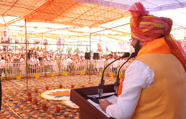 नारनौल में जनसभा को संबोधित करते हुए मुख्यमंत्री नायब सिंह सैनी। नारनौल में जनसभा को संबोधित करते हुए मुख्यमंत्री नायब सिंह सैनी।