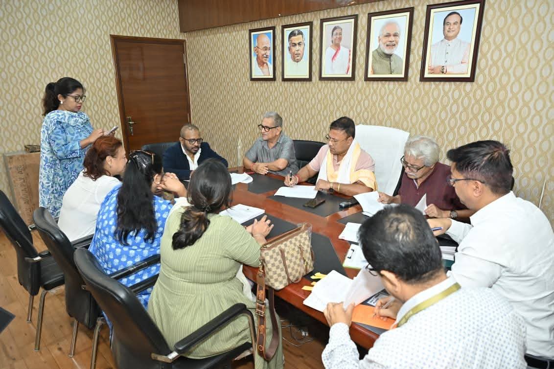 मंत्रिमंडल के तहत विभाग का दायित्व मिलते ही आहुत एक बैठक में राज्य के सांस्कृतिक आदि मामलों के मंत्री बिमल बोरा।
