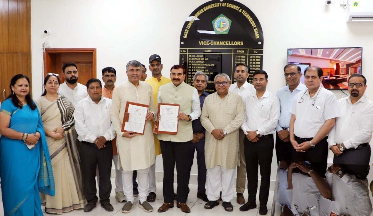 एमओयू का आदान-प्रदान करते गुजवि कुलपति प्रो. नरसी राम बिश्नोई व सांस्कृतिक गौरव संस्थान, नई दिल्ली के राष्ट्रीय अध्यक्ष कपिल खन्ना।