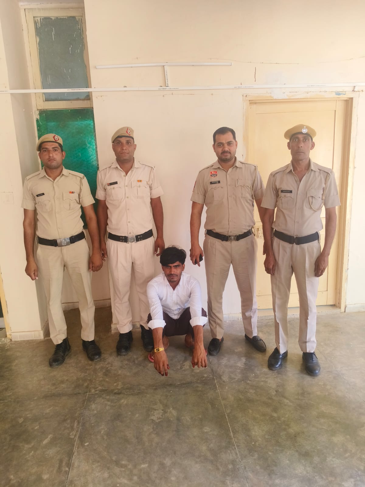 एक वीडियो का संज्ञान लेते हुए दूल्हे सहित चार थार गाड़ियों के चालकों के खिलाफ मामला दर्ज किया है।
