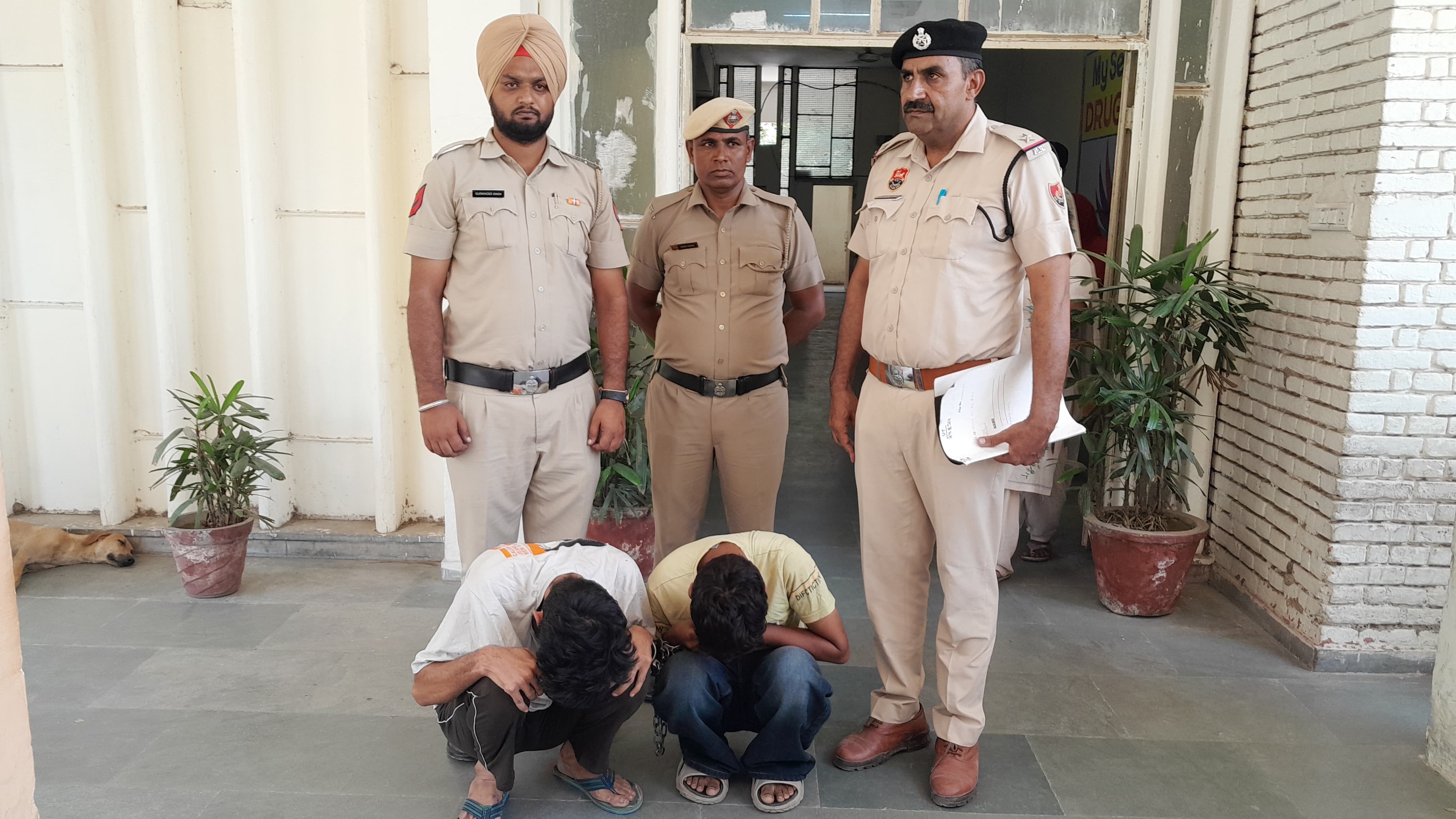 गिरफ्तार वाहन चोर गिरोह के सदस्य। गिरफ्तार वाहन चोर गिरोह के सदस्य।