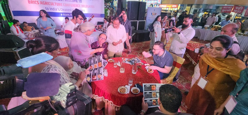 इंदौर में विदेशी मेहमान 56 दुकान में मालवा के स्वादिष्ट व्यंजनों का लुत्फ उठाते हुए
