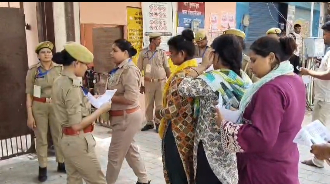 पुलिस भर्ती परीक्षा में तलाशी लेती महिला सिपाही पुलिस भर्ती परीक्षा में तलाशी लेती महिला सिपाही