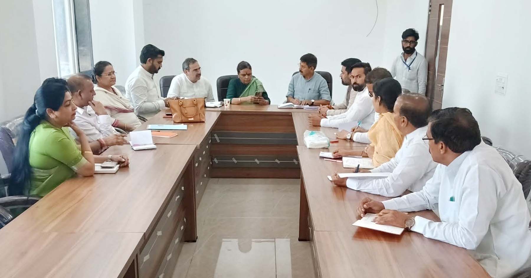 भाजपा की संगठनात्मक बैठक लेतीं प्रदेश अध्यक्ष डा. अर्चना गुप्ता। भाजपा की संगठनात्मक बैठक लेतीं प्रदेश अध्यक्ष डा. अर्चना गुप्ता।