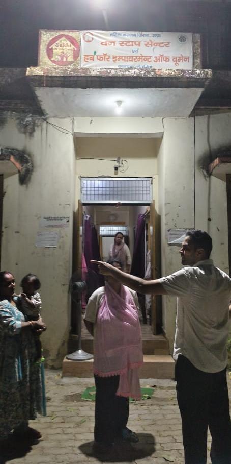 फोटो जिलाधिकारी पहुंचे वन स्टाफ सेंटर फोटो जिलाधिकारी पहुंचे वन स्टाफ सेंटर