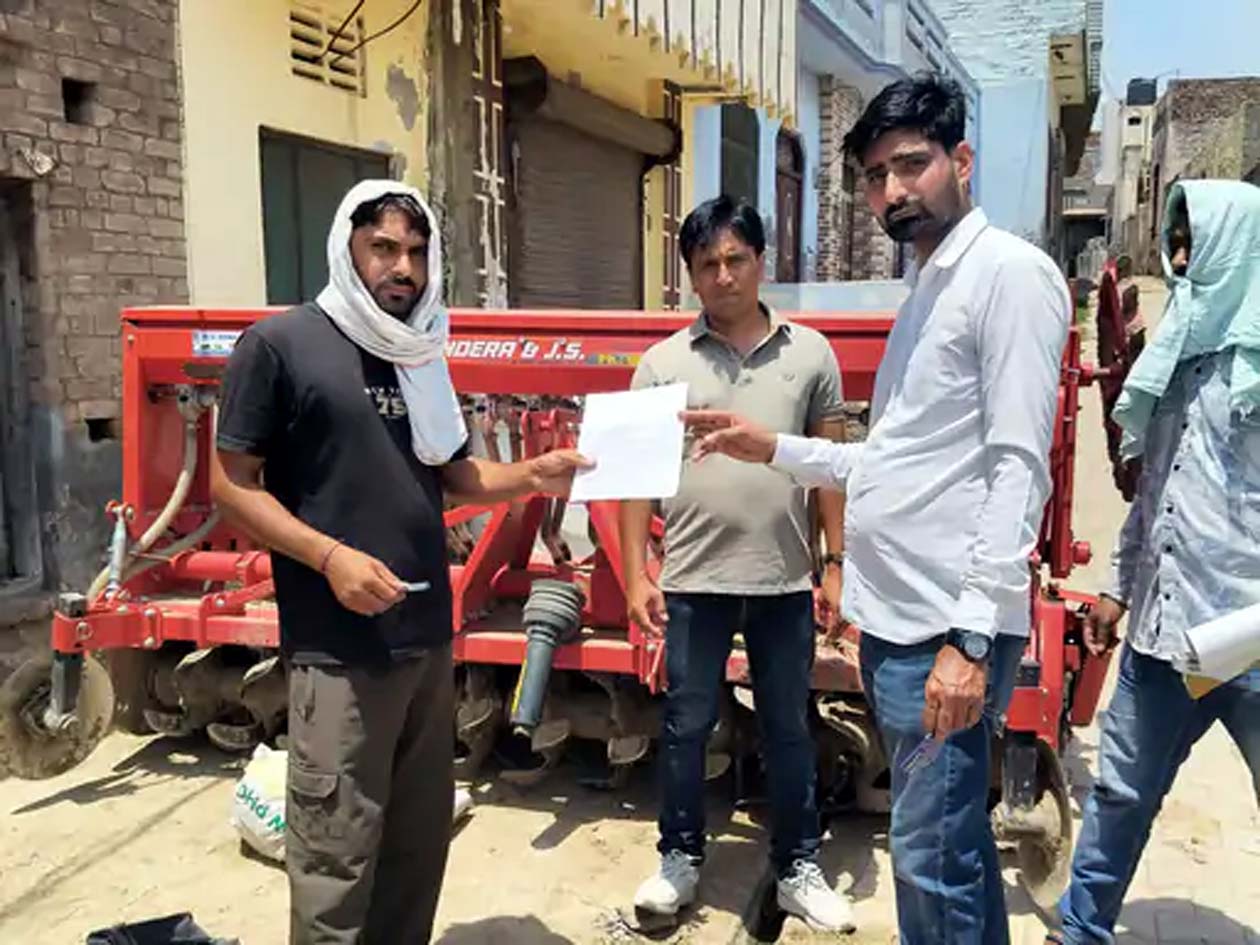 नोटिस देते हुए जन स्वास्थ्य अभियांत्रिकी विभाग की टीम।