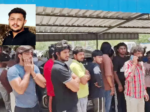 जिला अस्पताल पहुंच परिजन व इनसेट मेँ मृतक ऋतिक उर्फ रंकित भड़ाना का फाइल फोटो।