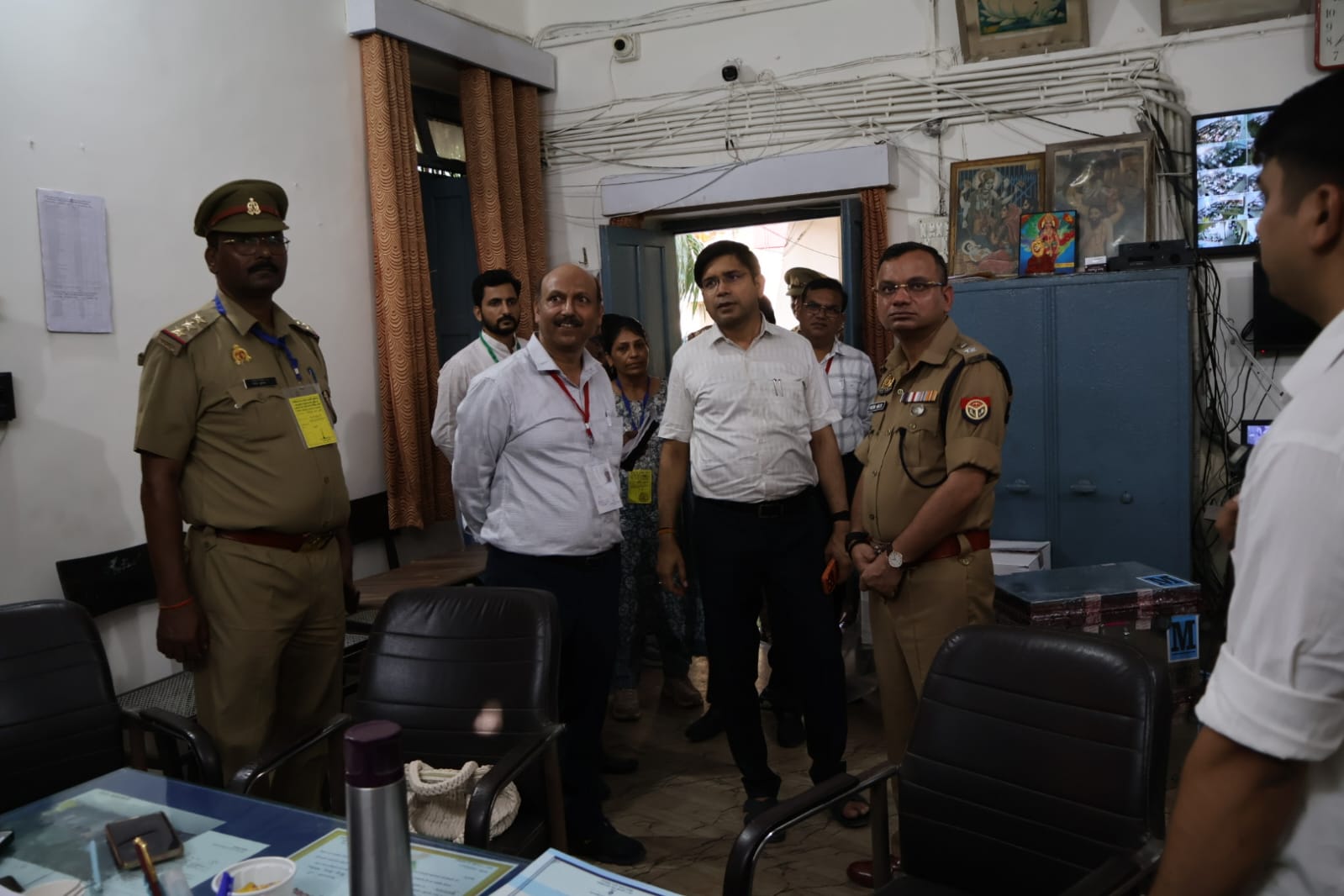 जीजी हिंदू इंटर कॉलेज में पुलिस भर्ती परीक्षा के दौरान सीसीटीवी कैमरे पर फुटेज देखते डीएम व एसएसपी। जीजी हिंदू इंटर कॉलेज में पुलिस भर्ती परीक्षा के दौरान सीसीटीवी कैमरे पर फुटेज देखते डीएम व एसएसपी।