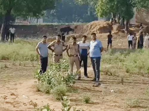 शव मिलने वाले स्थान की जांच करती पुलिस शव मिलने वाले स्थान की जांच करती पुलिस