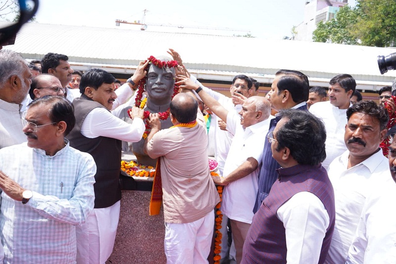 भाजपा उम्मीदवार महेश केवट भाजपा कार्यालय में पितृपुरुषों को नमन करते हुए भाजपा उम्मीदवार महेश केवट भाजपा कार्यालय में पितृपुरुषों को नमन करते हुए