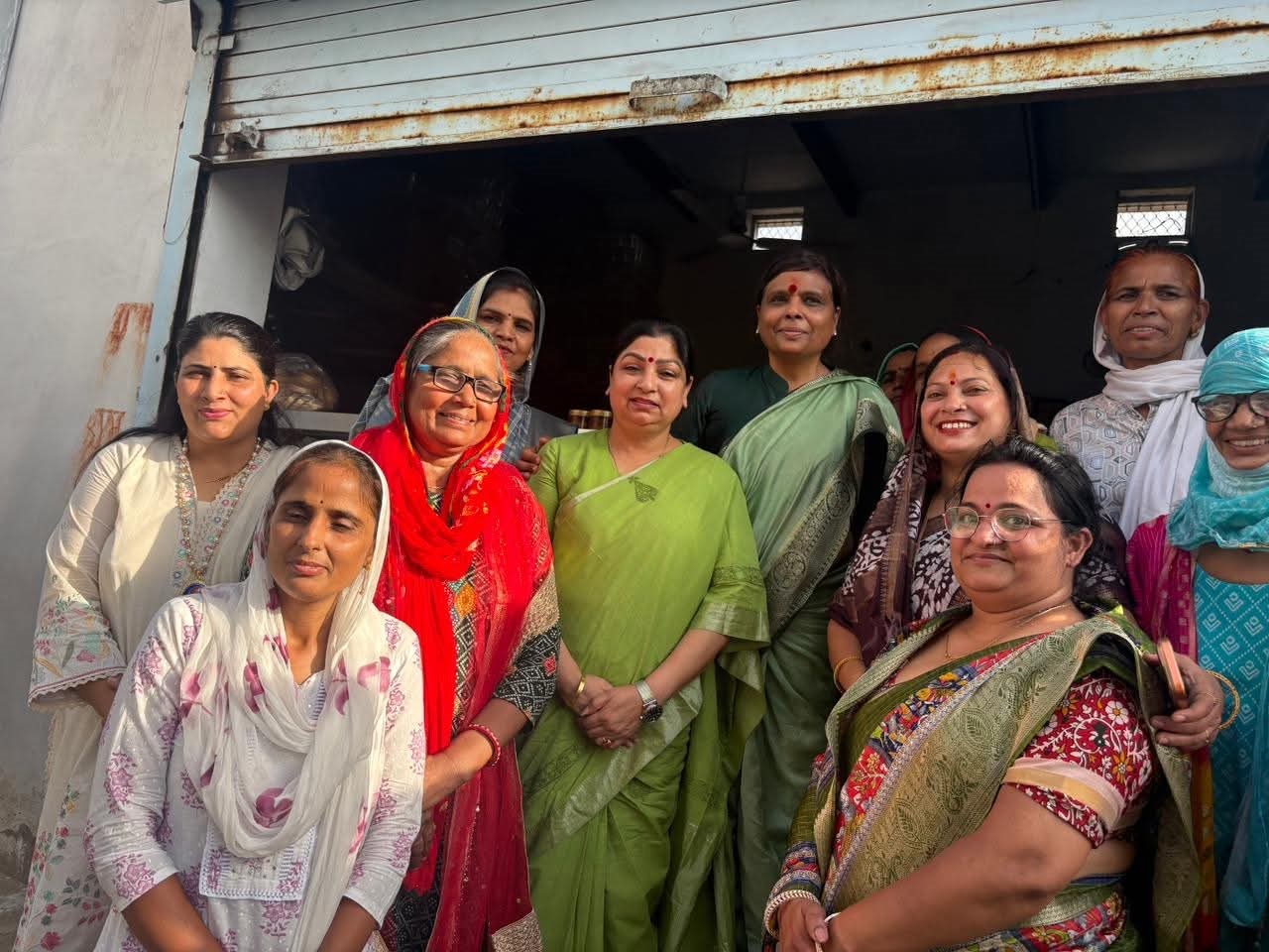 लखपति दीदियाें के साथ भाजपा प्रदेशाध्यक्ष डा. अर्चना गुप्ता। लखपति दीदियाें के साथ भाजपा प्रदेशाध्यक्ष डा. अर्चना गुप्ता।
