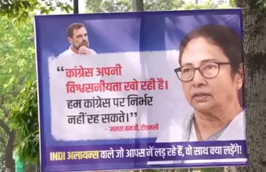दिल्ली के प्रमुख गोलचक्करों पर लगे कांग्रेस और राहुल गांधी विरोधी पोस्टर।
