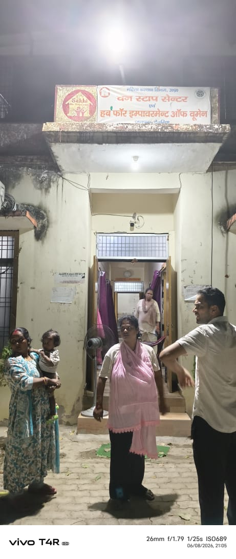 फोटो जिलाधिकारी पहुंचे वन स्टाफ सेंटर फोटो जिलाधिकारी पहुंचे वन स्टाफ सेंटर
