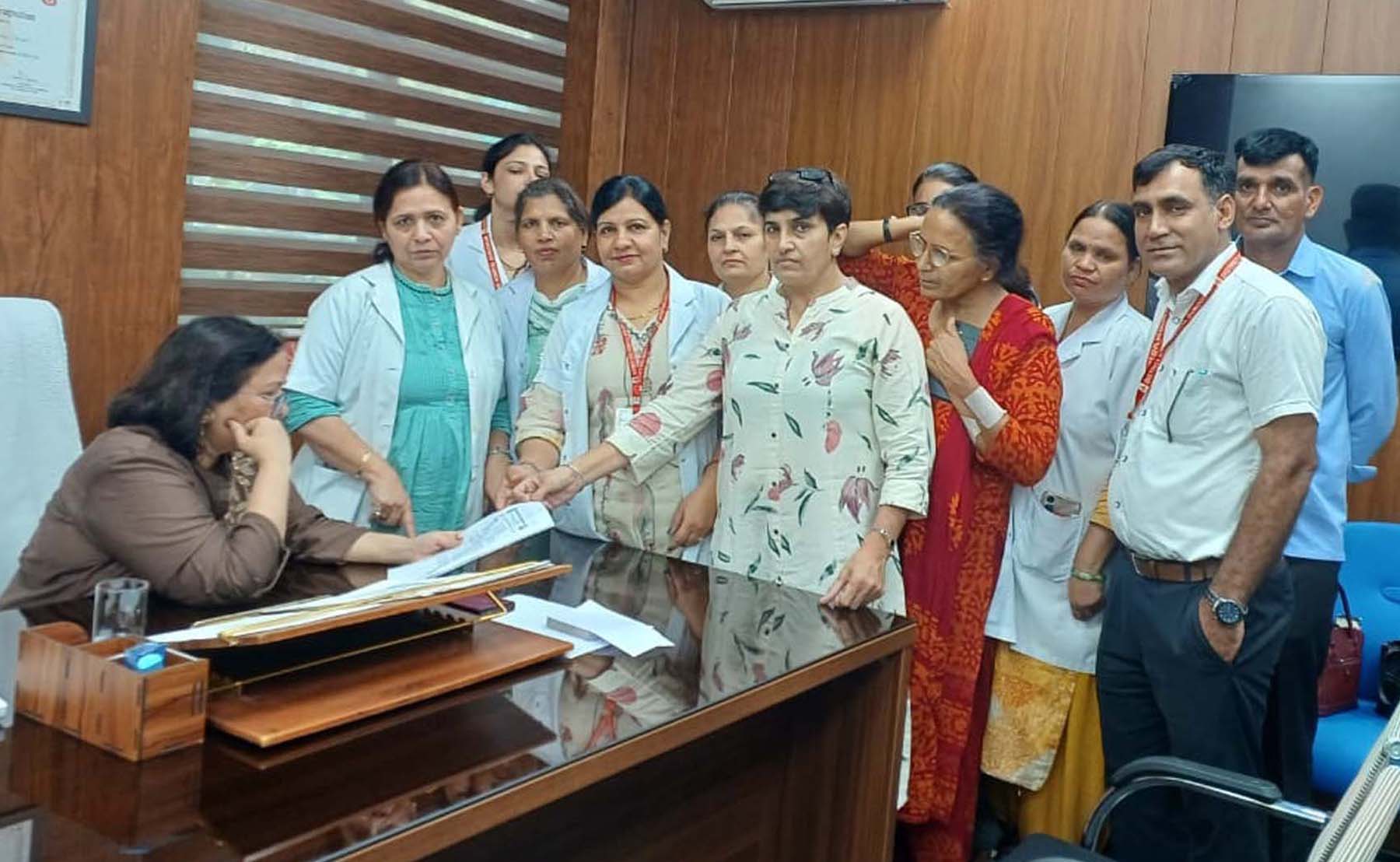 कुरुक्षेत्र नागरिक अस्पताल में हरियाणा महिला आयोग की अध्यक्ष द्वारा नर्सिंग ऑफिसर्स से बदसलूकी के विरोध में गुरुग्राम के सेक्टर-10 नागरिक अस्पताल में पीएमओ को पत्र सौंपते नर्सिंग ऑफिसर्स।