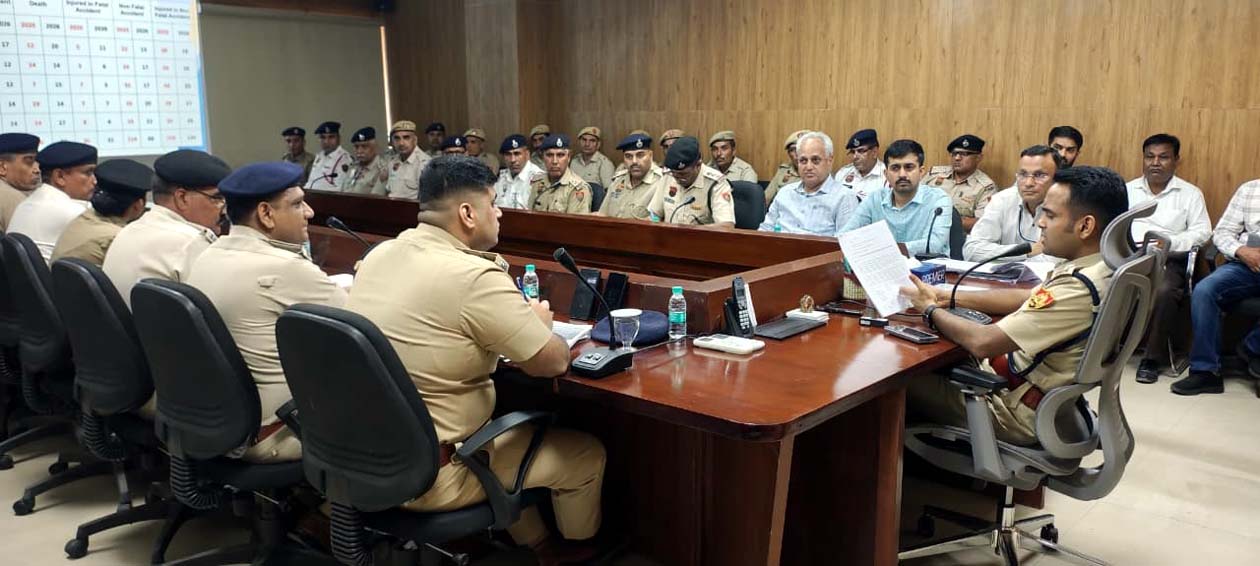 बैठक को संबोधित करते पुलिस अधीक्षक सिद्धांत जैन।