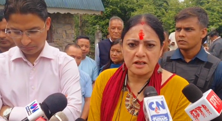 पत्रकारों से बात करती अग्निमित्र पाल पत्रकारों से बात करती अग्निमित्र पाल
