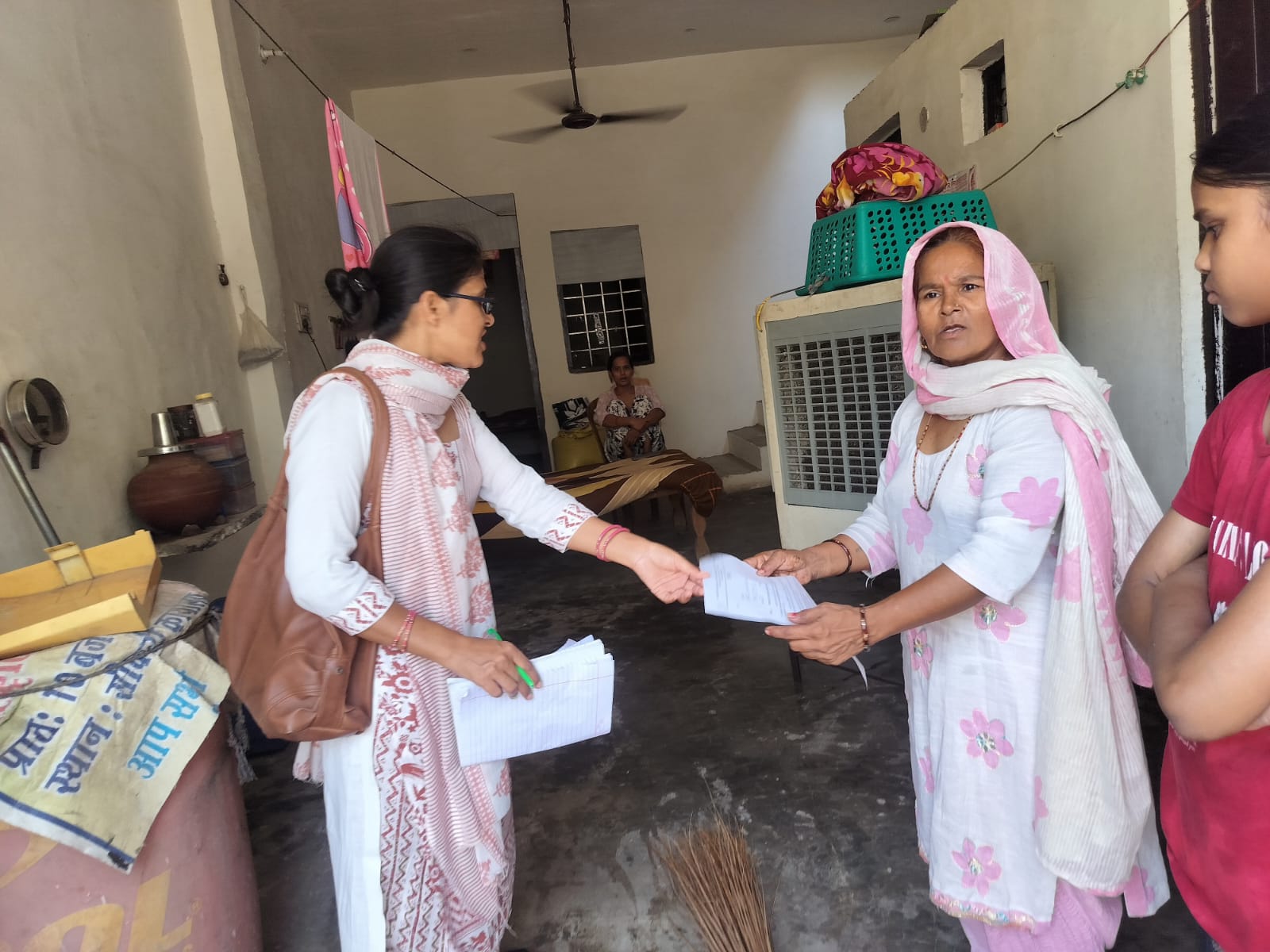 उपभोक्ता को नोटिस जारी करते विभाग के कर्मचारी