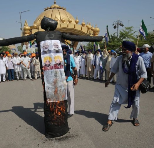 अमृतसर के गोल्डन गेट पर किसान मज़दूर संघर्ष समिति के किसानों ने केंद्र और राज्य सरकारों का पुतला फूंका अमृतसर के गोल्डन गेट पर किसान मज़दूर संघर्ष समिति के किसानों ने केंद्र और राज्य सरकारों का पुतला फूंका