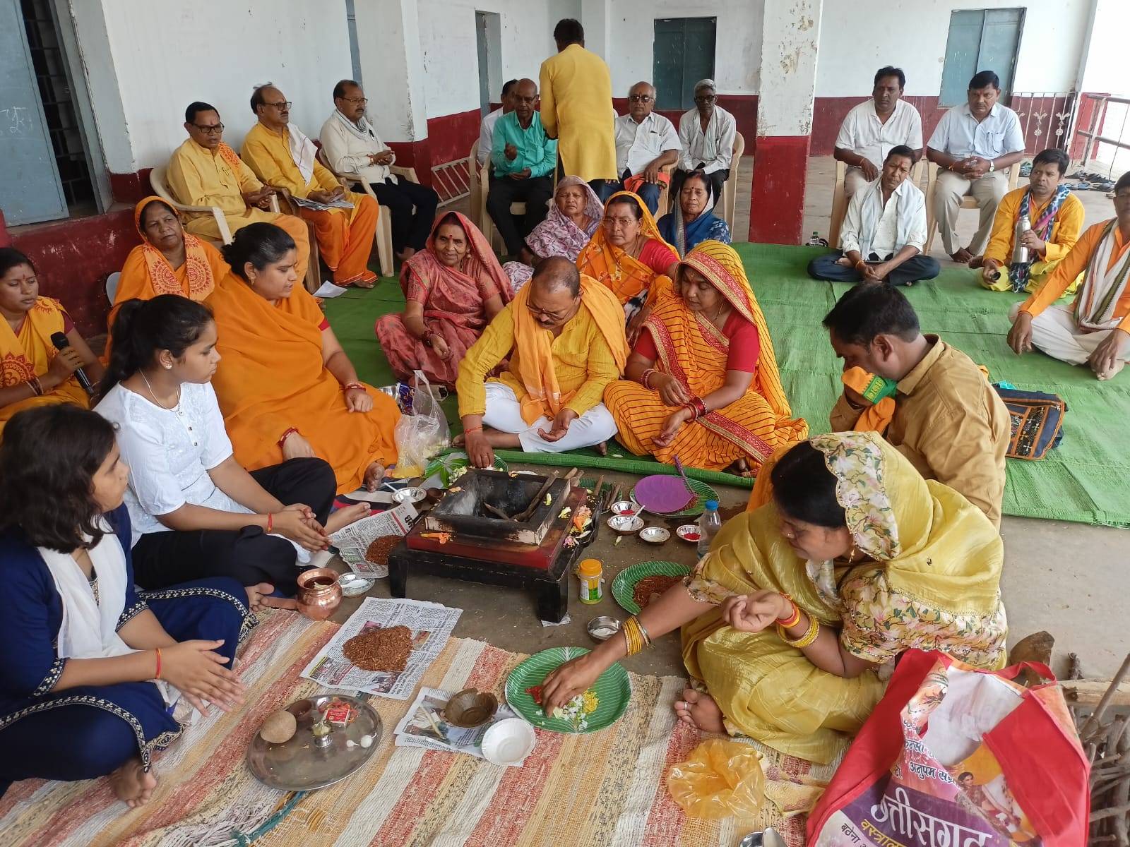 यज्ञ में आहुति डालते श्रद्धालु।